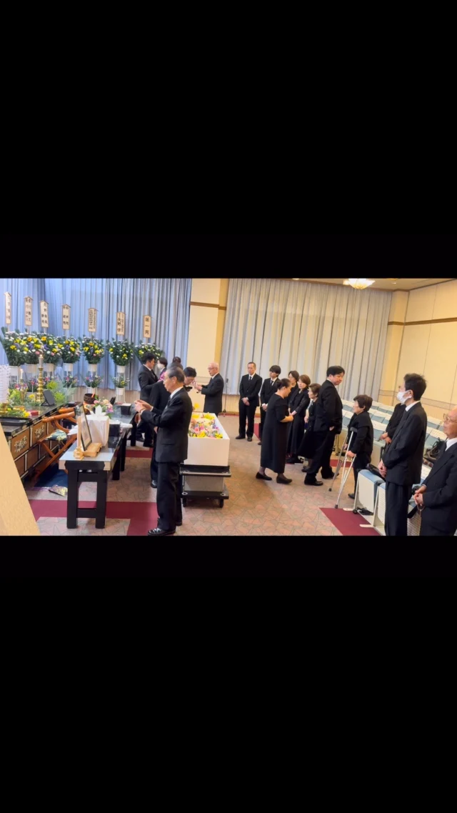 本日ご葬儀のK様
故人様は久保田屋の女将さんです

少し前からあまり良くない状態との事で
息子さん東京と妙高市の施設を
何度も往復されていました

息子さん
どうしても外せない仕事があるとのことで
少し前から事前に相談に来られていました

何とか頑張って欲しいと…

お母さん息子さんのために
頑張りました
そしてそのお仕事は無事に…

息子さんが施設に訪問すると
高田の四季などの歌を
息子さんの奥さんとお母さんと
CDにあわせてよく3人で歌を
歌っていたそうです
お母さんとのエピソード

そして葬儀の打合せの時のこと
色々決める事があるんですけど

仏衣を決めるところで
それぞれ金額も違うわけですが
どれにするか迷っていたところで

お嫁さん
「お母さんには本当に良くしてもらったし
一番いいのを着せてあげたい」と

そのひと言で
息子さんも「じゃあそうしよう」と
即決されていました
お母さんへの大きな愛を感じました

春桜
紫色の大きな花柄の綺麗なお着物
本当に素敵でした
お肌のとっても綺麗なお母さん
とってもお似合いでした

ほんのり
ピンク色の頬べにとリップをつけて
綺麗なお着物着て旦那さんと
今頃お話ししていますね

思い出コーナー
とっても気に入ってくださいました

久保田屋さんのお店
まだお母さん現役の頃
にこにこ笑顔でお店の前でパシャリ
息子さんの友人の方が撮影したそうです
撮影者の方は息子さんが居なくても
久保田屋ファンで通ってたとか？
素敵なお話しです

そして
出前帳が最高でした
なんと
当社、東條造花店の名前が…
出前届けてくれていたんです
びっくりしました‼️

新井の町に愛された
久保田屋さん
お店は閉めちゃって今はないんですが
葬儀当日は蘇ったようでした

ご家族に愛され
皆様に見送られて
旦那さんのところへ
息子たちとの別れを
少し名残惜しそうにし
そして息子さんのお経を聞き
旅立たれました

とてもほっこりとした
あたたかいご葬儀でした

お手伝いができ本当に
有難うございました

心からご冥福をお祈り申し上げます

#感動葬儀 
#久保田屋 
#妙高市 
#そばや 
#出前帳