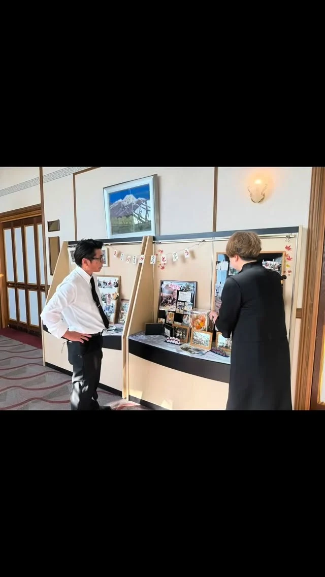 先日ご葬儀をされた
S様

全てご家族の手作り

会葬礼状もご家族で作成されました
プロ顔負けです🤭

その中の文面で

かあちゃん、父ちゃんに会えたか？…これからはゆっくり休んでくれよ

感動しました

旦那様の介護を16年間されたそうで
一言で介護と言いますが
家族で面倒を見ることはとても大変な事です

本当にご苦労さまでした

お父さんお迎えに来ていましたね
そして2人仲良く手を繋ぎ
昔話に花を咲かせ
子供や孫の話をしていることと思います

とても素敵なご家族のお手伝いをする事ができ本当に良かったです

ありがとうございました

そして大変お疲れ様でした

#家族葬 
#感動葬儀 
#手作りの 
#会葬礼状 
#素敵なご家族 
#手作りの思い出の品々